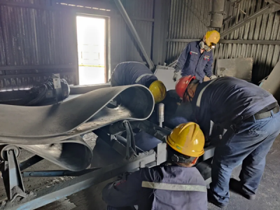 陽極分公司煅燒車間順利完成煅后倉膠帶輸送機膠帶更換工作