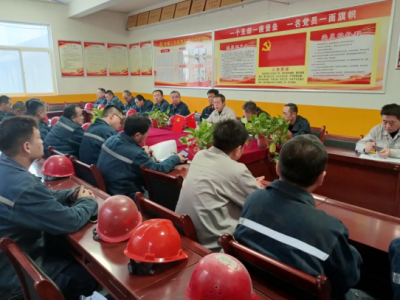 鋁鎂合金分公司電解二車間黨支部：談心談話聚合力 共話生產(chǎn)迎新年