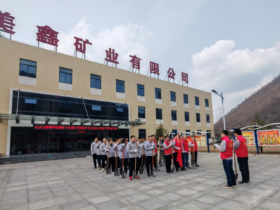 礦業(yè)公司組織干部職工開展“學(xué)雷鋒”主題志愿活動